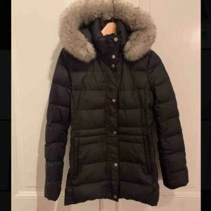     - Superfin vinterjacka från Tommy Hilfiger, använd fåtal gånger (som nyskick)! Säljer den då den inte kommer till användning. Kan mötas upp i Stockholm eller så står köparen för frakten!💕💕