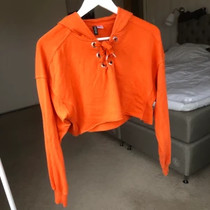 Croppad hoodie från hm - Ett gammalt favoritplagg som jag nu säljer då jag inte använt de nog mycke på senaste tiden. Rätt oversize i storlek s så passar bra på xs-m😚 I använt men väldigt bra skick! Fraktar gärna men du står för frakten💖