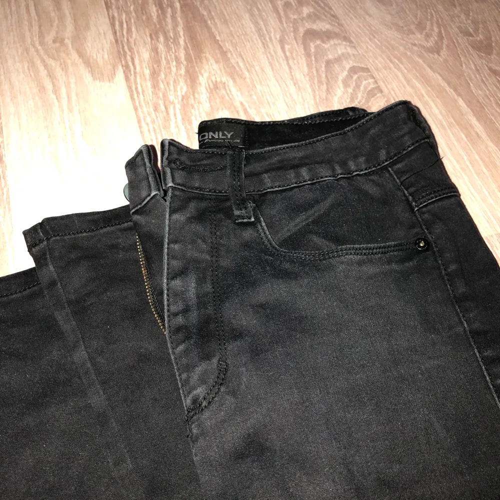 Svarta jeans från Only i storlek S30. Använda fåtal gånger så dem är i fint skick. . Jeans & Byxor.