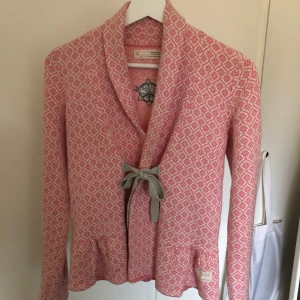 Odd Molly kofta - Rosa Odd Molly kofta! Nästan aldrig använd, endast ett fåtal gånger! Nypris 1795 kr säljes för 300 kr✨ Frakt tillkommer