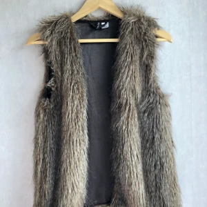 Pälsväst - Jättefin pälsväst från H&M. Använt fåtal gånger. Möts upp i Stockholm eller Nacka. fraktar gärna också, då står köparen för frakten!😊