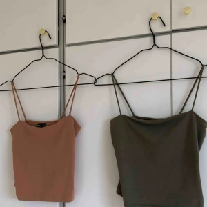  - Populär spagetti stripes topp från ginatricot. Aldrig använda! 50kr/st Möts upp i Malmö eller fraktar. Frakt: 30kr