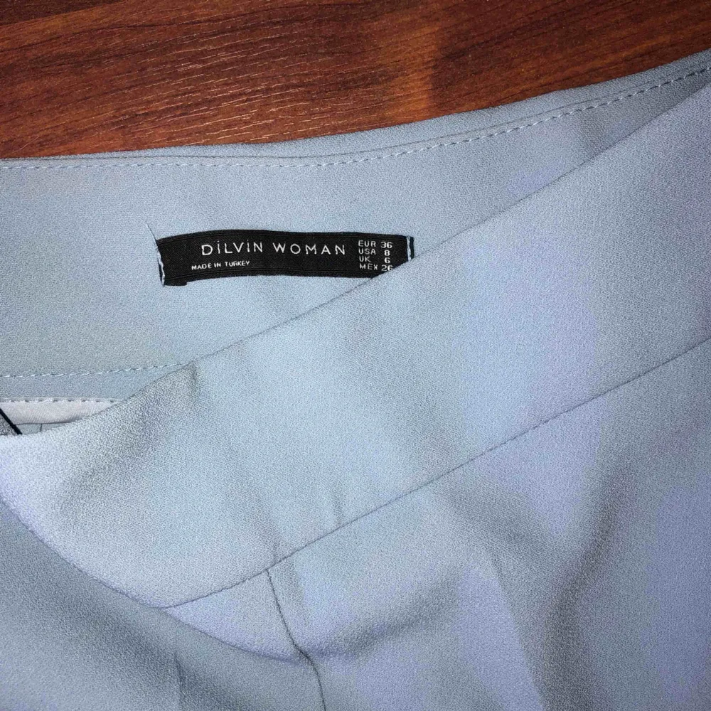 Blå superfina byxor inköpta från Chiquelle för 499kr säljes nu för 150. Väldigt sköna och sitter perfekt. Finns att hämta i Östersund annars står köparen för frakten💕. Jeans & Byxor.