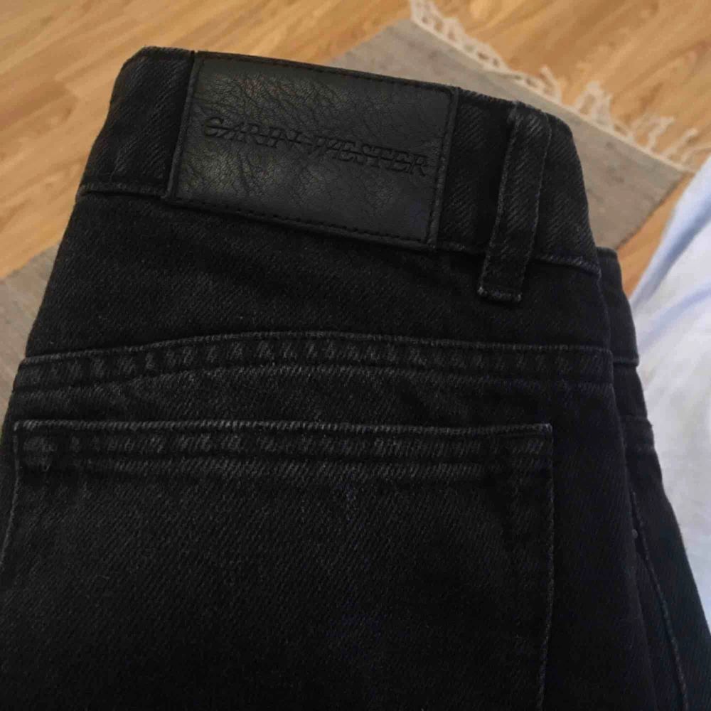 Helt ny Carin Wester svarta high waisted jeans med raka ben i storlek 34/XS, har aldrig använt, Nypris:599kr. Jeans & Byxor.