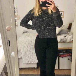  - Leopard tröja från Bikbok. Köpt för 300kr:) Den är ”klippt” längst ner. Alltså lite croppad typ, men den är köpt så. Priset går att diskutera😊 