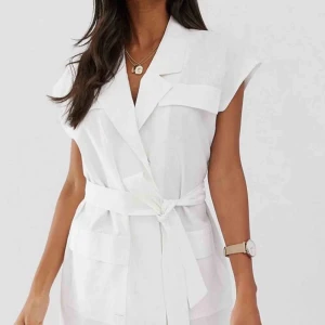  - Säljer min stilrena & nätta studentklänning i lin från ASOS. Frakt tillkommer. Se sista bilden för mer info.  