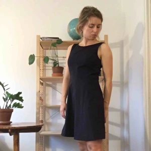  - Tjockare tyg så fint fall men inte mycket till stretch. Jag är 164 cm lång. 