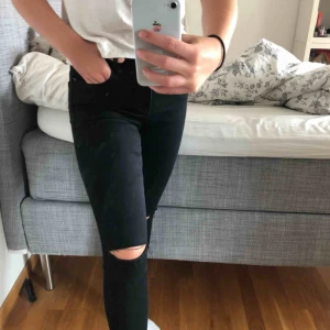  - Ett par favorit jeans som tyvärr blivit lite för små för mig! Svarta raka jeans med slitningar vid knäna. Storlek S, från Veromoda💕 Nypris 499 kr, säljes för 150 kr!  Köparen står för frakten. 