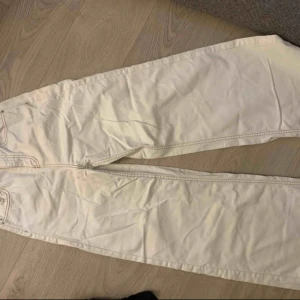  - Väldigt utsvängda vita jeans från stadivarius. Aldrig använda. Snygg brun sömm som ramar in. Rätt små i midjan. Ber om ursäkt för att de är så skrynkliga på bilden, stryker självklart innan leverans. Köpare står för frakt. 