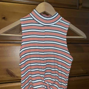  - Fin tröja utan armar med krage sparmsamt använd, Frakt tillkommer🌈