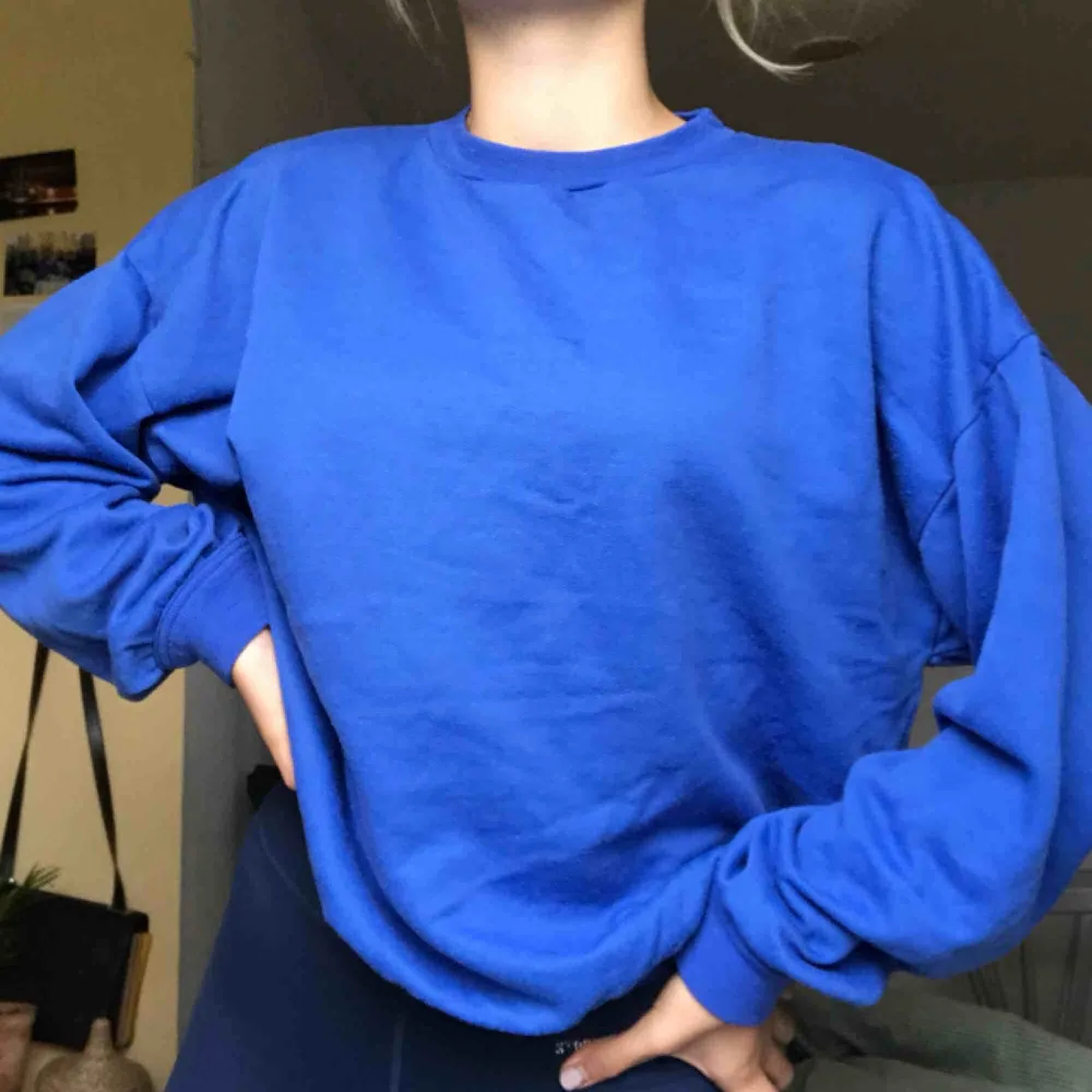 Asball blå sweatshirt köpt på humana. Perfekta fiten! Har själv storlek XS-S, skulle säga att den passar de flesta beroende på hur man vill att den ska sitta. 🥰. Tröjor & Koftor.