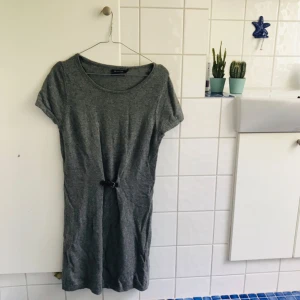  - Grå härlig klänning från Massimo Dutti. Material ylle och cashmere. Perfekt nu till hösten 🍁 Pris inklusive frakt :) 