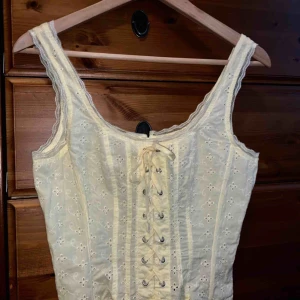  - Ljusgul korsset med snörning framme. Jätte fin att använda som vanligt linne sitter inte för tajt eller är genomskinlig, Frakt tillkommer☀️☀️