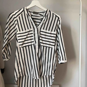  - Skjorta/blus från Vero Moda i storlek XS. Ett måste i garderoben skulle jag påstå eftersom den passar till ALLT🦋möts upp i stockholm