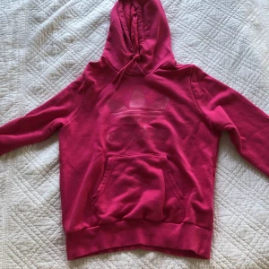  - Adidas munkjacka med tunt material på baksidan, fint skick  Köptes för 699kr