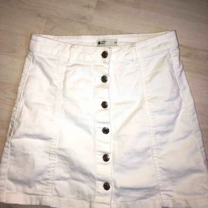  - Fin jeanskjol från ginatricot. Frakt tillkommer