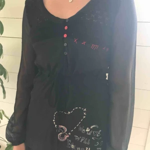  - Svart Desigual tröja med knyt fram. Sparsamt använd, nyskick. Frakt tillkommer.