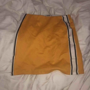  - Gul kjol från pull and bear med fina streck på sidorna. Kjolen är knappt använd så den är i nyskick. Den sitter tight och formar jättefint och.