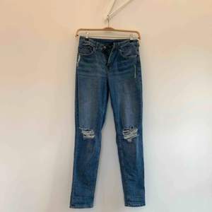 Mom-jeans med medelhög midja i bra skick. Möts upp i Stockholm elr fraktar (köparen står för frakten).