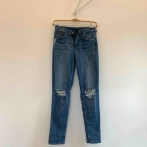  - Mom-jeans med medelhög midja i bra skick. Möts upp i Stockholm elr fraktar (köparen står för frakten).