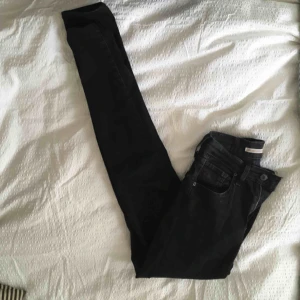  - Levis mile high super skinny jeans! Är perfekta som svarta tighta jeans, sitter bra över rumpan och är ganska stretchiga💫 