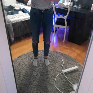  - Ett par super fina blåa jeans från Ginatricot med hål på knäna och dom är super sköna.  Köparen står för frakt kostnad