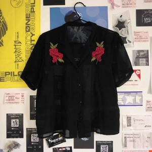  - sjukt gullig svart blus med ros-detaljer som är lite genomskinlig. köpt på primark för ett tag sedan men är helt felfri! frakten tillkommer på 18 kr! 