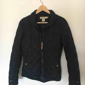  - Snygg, lätt, mörkblå dunjacka perfekt för hösten! Är även tunn nog att ha under en annan jacka om det blir kallt. Kan skickas mot frakt eller mötas upp i Uppsala!