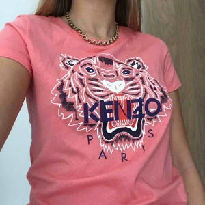  - T-shirt från kenzo! Aldrig använt, helt nytt skick. Möts upp i Stockholm helst! *Äkta, köpt på kenzos hemsida