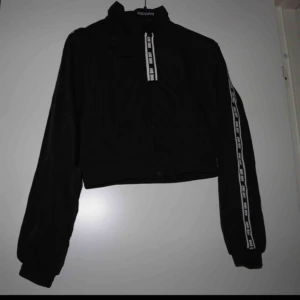  - Kort jacka med hög krage från Bershka. Prislappen sitter kvar och jackan är helt oanvänd. Nypris 230