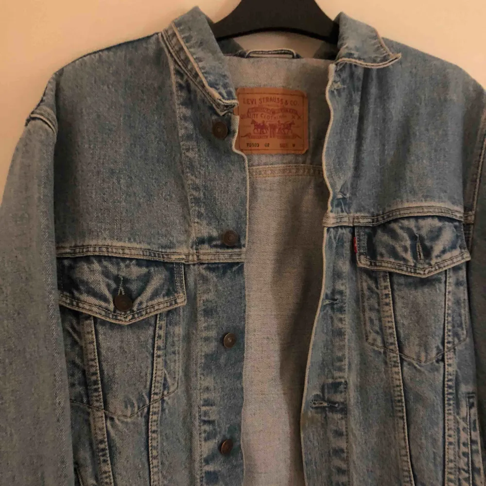 Oversized Levis jeansjacka, köpt i en vintagebutik i Rom🇮🇹 perfekt skick! Den perfekta jeansfärgen, frakt; 50kr eller upphämtning i Gbg. Jackor.