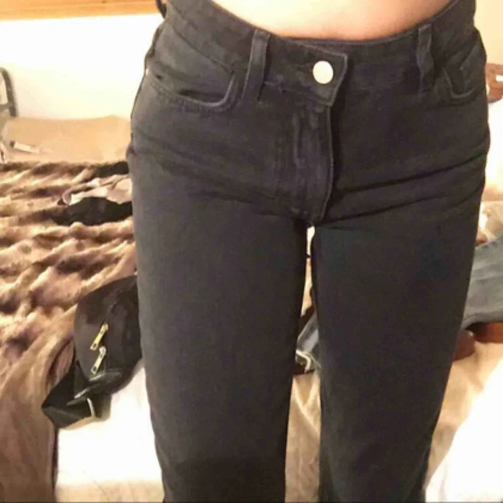 Super fina nya mom jeans från Zara! Helt ny & oanvända.. lappen finns kvar. Hög midjade. Jeans & Byxor.
