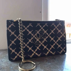  - Superfin plånbok/nyckelhållare från By Marlene Birger. Funkar lika bra till kort som nycklar. Den är bara använd 3 gånger så jättefint skick. Säljer för 200kr och 30kr frakt. 