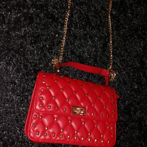  - Valentino kopia från ur och penn. Ursnygg!  Gott skick. 70 kr plus frakt. 