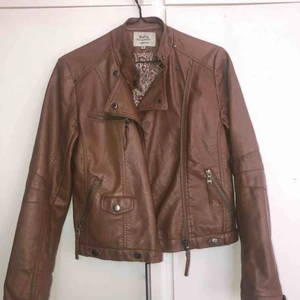  - Fin skinn jacka i väldigt bra skick. Vet dock inte vart den är ifrån då jag fick den i present. Passar både S och M 150 kr + frakt Kan även mötas upp 