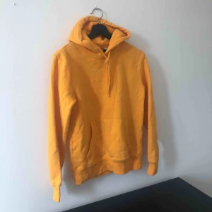 - gul/orange hoodie från killavdelningen på H&M men den funkar bra till mig som är tjej också. den är använd men ej sliten. färgen är mer stark i verkligheten. fin till hösten!