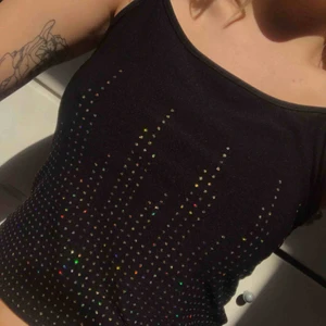 Linne från humana 🌞 - Köpt detta ascoola linne  på humana i Stockholm!!!  Linnet är märkt med storlek L men skulle säga att det är S/M!!!  Aldrig använt av mig💓💓  Köparen står för frakten 🤠