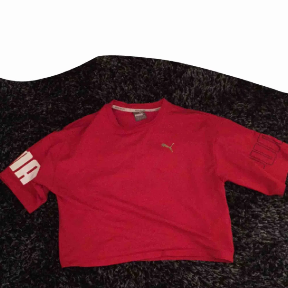 Röd puma tränings tröja. Frakt ingår i priset! Använd ca 3 ggr 😘. T-shirts.