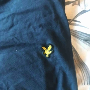  - T-Shirt ifrån Lyle & Scott! Storlek M Den är mörkblå/svart  :)