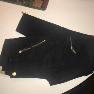  - Säljer jätte fina Michael Kors byxor. Använda ca 2 gånger . Tyvärr för små för mig. Köpta i USA för tre år sedan för ca 1000kr.