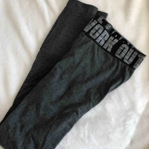  - Görsnygga tights ifrån Gina tricot, säljer för att de har blivit försmå för mig🥰