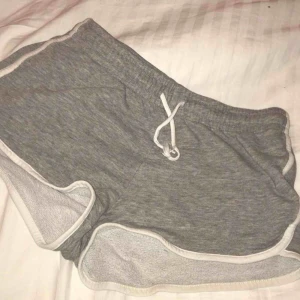  - Säljer dessa jätte sköna mjukisshortsen ꨄ Grå med vita detaljer  Storlek 158/164  Väl använda    