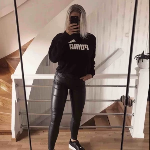  - Snygg svart puma-sweatshirt, aldrig använd endast testad, mjuk och skön i materialet!  🗯Frakt tillkommer om det ska skickas, fraktar alltid med video/bildbevis!🗯