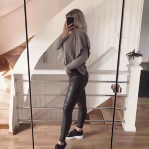  - Jättefin grå tröja från Zara med en stor ”volang” på ena ärmen, lite kortare modell, unik och jättejättemjukt tyg, nästan aldrig använd!  🗯Frakt tillkommer om det ska skickas, fraktar alltid med video/bildbevis!🗯