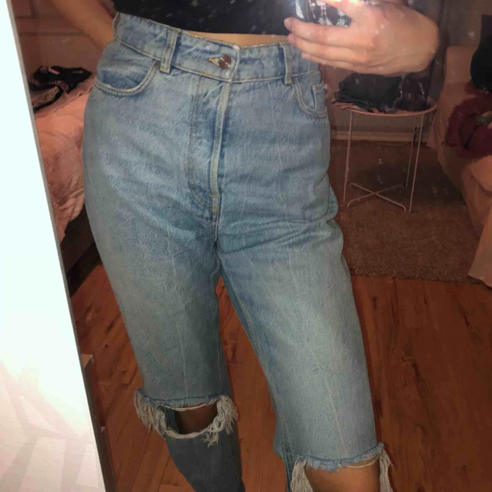 Säljer mina älskade Karve baggy jeans då de tyvärr har blivit för stora för mig (vilket man kan se på bilderna..). De är i väldigt bra skick och är extremt sköna, köpta endast för 1 år sedan. Frakt betalas av köparen.. Jeans & Byxor.