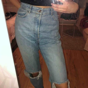  - Säljer mina älskade Karve baggy jeans då de tyvärr har blivit för stora för mig (vilket man kan se på bilderna..). De är i väldigt bra skick och är extremt sköna, köpta endast för 1 år sedan. Frakt betalas av köparen.