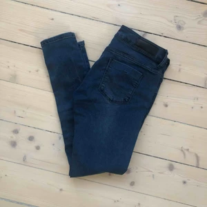  - Jeans från Bikbok. Låg midja och stuprör. Mycket stretch! Aldrig använda 