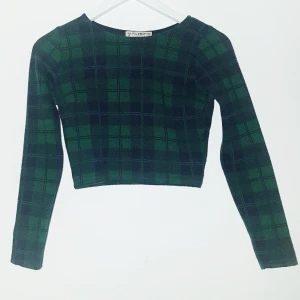  - Finaste magtröjan från Pull & Bear, storleksmärkt M, men passar bäst på XS/S. 