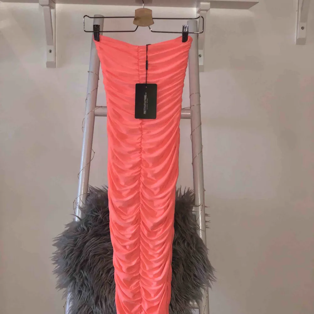 Neon peach extreme ruched bandeau midi dress storlek XS, köpt för 300 SEK säljer pga för liten storlek! :). Klänningar.
