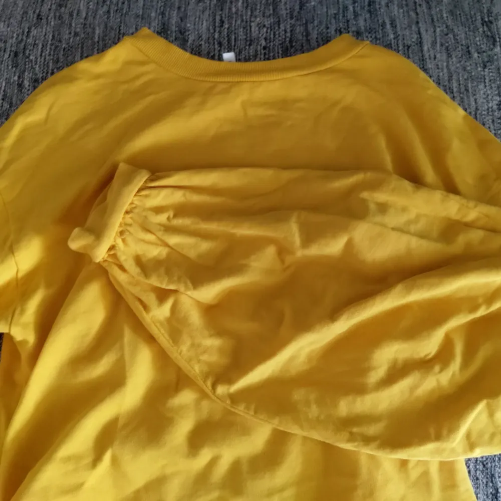 Gul tröja med ballongärmar från NLY trend! Använd 2 ggr, tycker inte att färgen passar mig så därför säljer jag den :(  . Tröjor & Koftor.